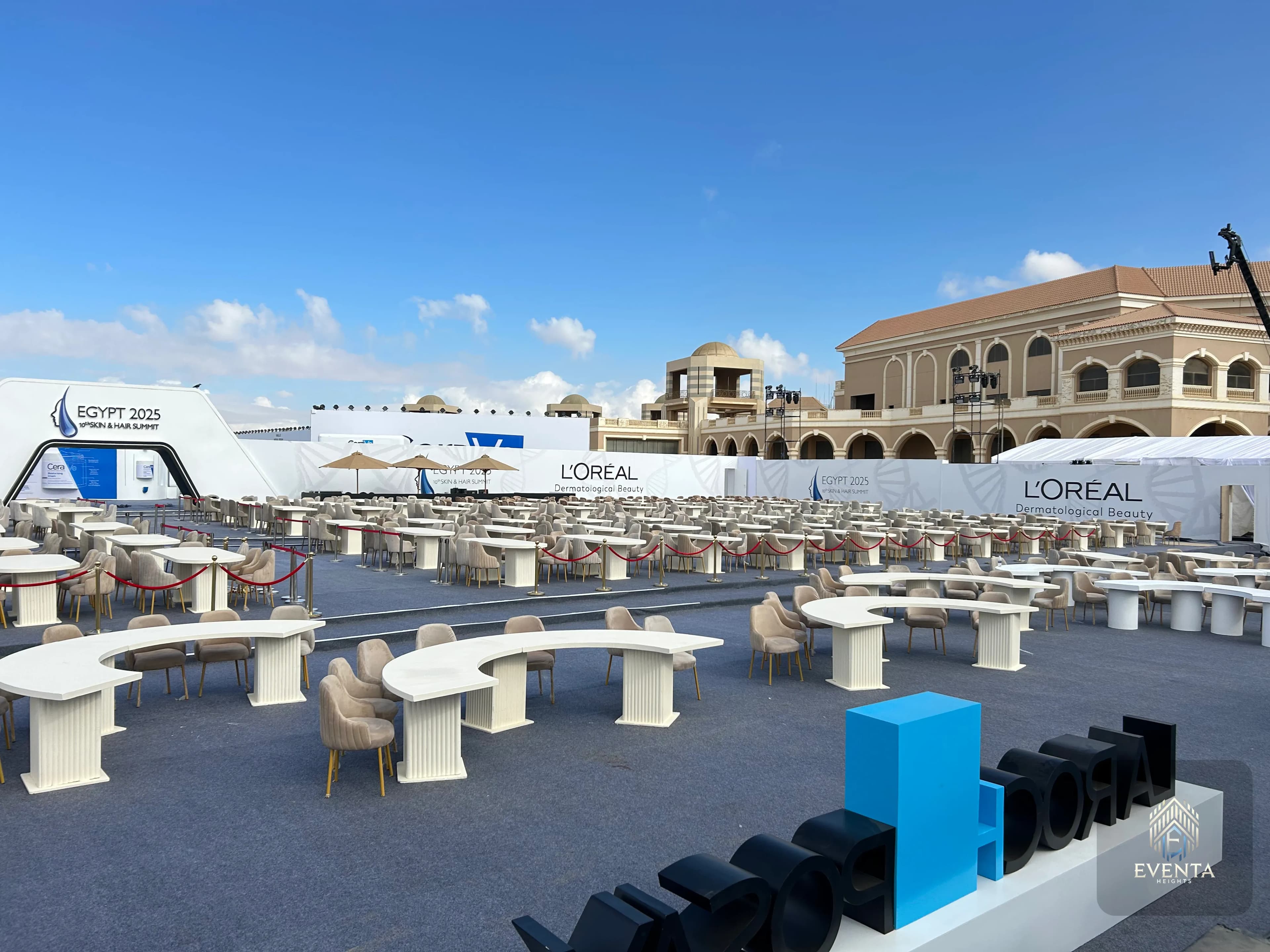 ترابيزة نصف دائرية